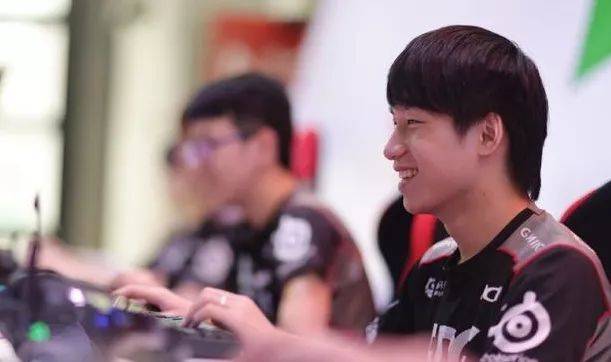 将双脚与膝 将双脚与膝